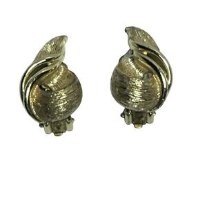 Vintage Lisner Clip-On Leaf Earrings Gold Tone Textured Swirl Stud Women Jewelry